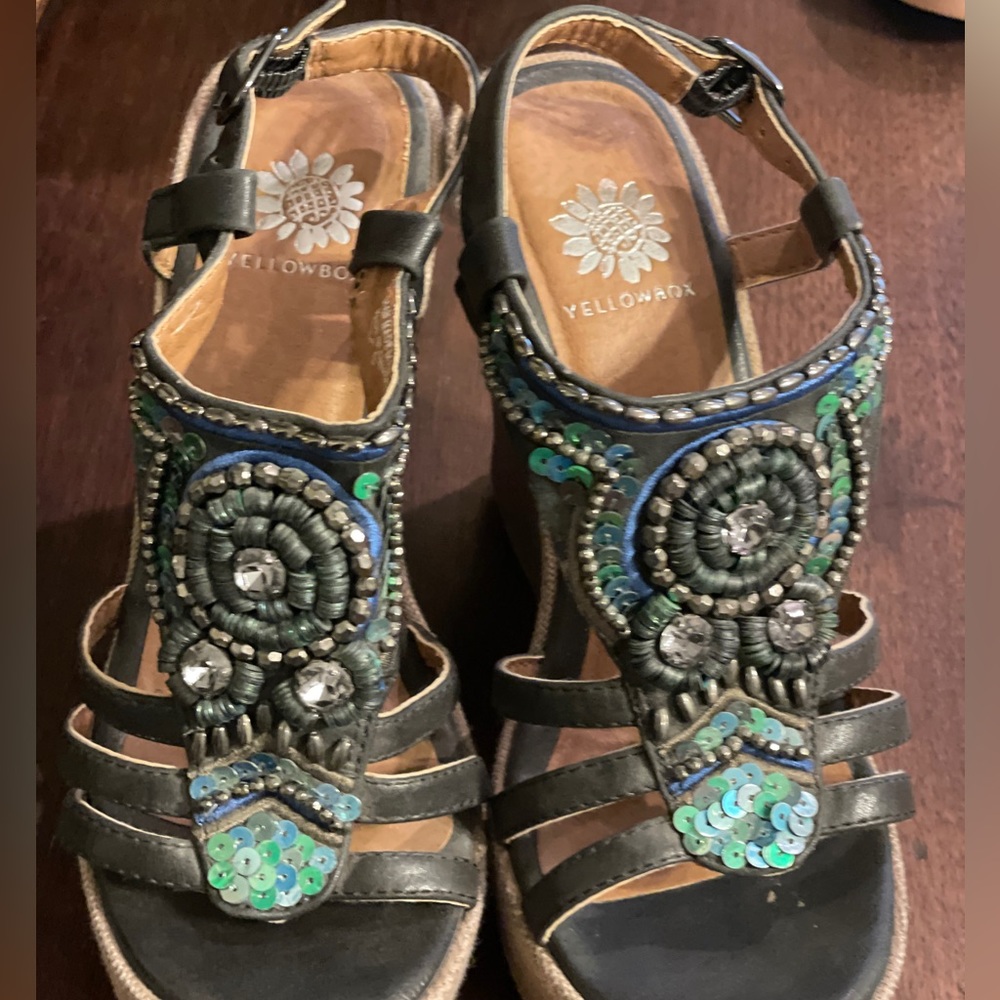 Yellow box jewel wedge. Size 6